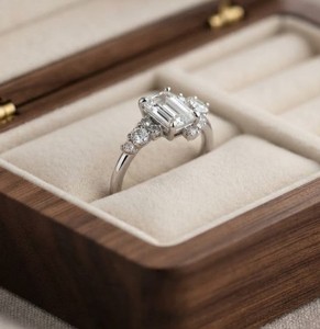 Anillo de aniversario de oro macizo con diamantes cultivados en laboratorio de 0.76 ct, corte esmeralda brillante y corte redondo, color DEF, claridad VS VVS - Product Image 5