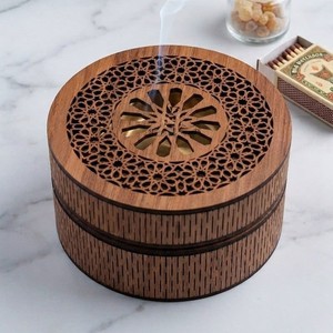 Quemador de Bakhoor de madera con caligrafía árabe personalizada, Mabkhara de estilo medioriental para regalo de Ramadán o Eid, quemador de Oud para decoración y fragancia del hogar. - Product Image 4