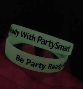 Bracelet en silicone qui brille dans le noir - Article promotionnel écologique imprimé à l'écran avec le modèle GLOW 101 par Wristband India - Product Image 3