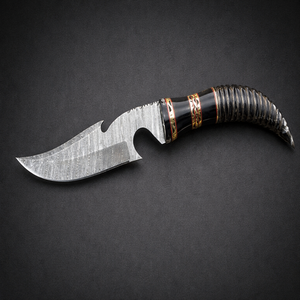 Couteau de chasse artisanal en acier Damas, lame recurve, crochet à viande, manche en corne, fabricant OEM personnalisé - Product Image 1