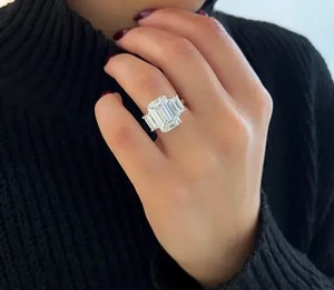 Bague de fiançailles de luxe en diamant de laboratoire taille émeraude, bijoux fins en argent/or - Product Image 2