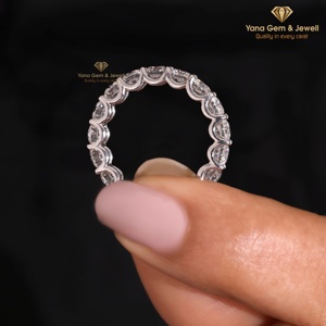 Bague en or blanc 14 carats massif pour femme, sertie de diamants ronds CVD cultivés en laboratoire, 3,50 carats au total, couleur E, clarté VVS-VS, style éternité complète - Product Image 4