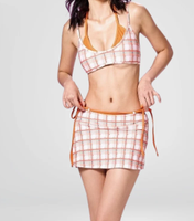 Ensemble bikini à carreaux OEM ODM avec jupe de plage, taille personnalisée, étiquette en tissu imprimée, maillot de bain de plage pour femme avec bordure contrastante, fabricant