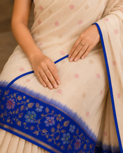 Sari en soie tissé à la main élégant, blanc cassé, avec pallu bleu roi, motif Jamdani, pour les fêtes traditionnelles indiennes et les mariages - Product Image 3