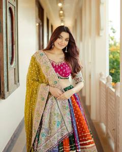 Ensemble de vêtements de fête tendance en coton mousseline, imprimé numérique et orné de miroirs, comprenant un lehenga et un choli en toile Patta avec un dupatta en dentelle brodée à la main. - Product Image 1