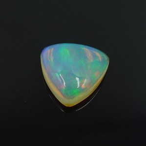 พลอยโอปอลเอธิโอเปียธรรมชาติ 2.50 กะรัต รูปทรงทริลเลียน คาโบชอง สีเล่นแสง/สีไฟ ยี่ห้อ HAYAAT GEMS ขนาด 11.7x11.5x3.8 มม. ของขวัญสำหรับเธอ - Product Image 2