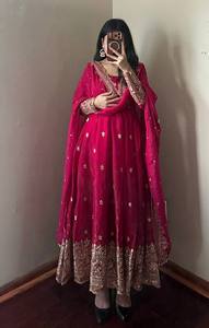 Vestido Largo Anarkali de Estilo Indio Tradicional con Bordado y Dupatta de Diseñador, Listo para Usar - Product Image 4
