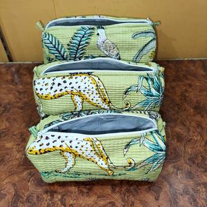 Grande trousse de maquillage portable en coton imprimé au bloc, matelassée, motif personnages tendance, pour l'été - Product Image 2