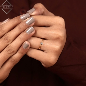 Anillo minimalista de diamantes baguette en oro amarillo con banda retorcida, proveedor de joyería nupcial para mujeres, regalo. - Product Image 6