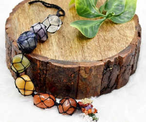 Ornement suspendu Feng Shui des sept chakras avec pierres gemmes polies / Décoration artisanale pour voiture et maison, ensemble d'énergie curative - Product Image 6