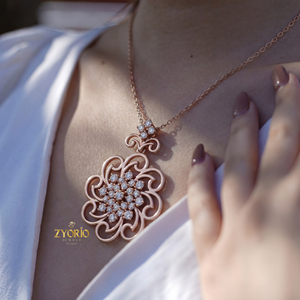 Colgante de Diamante Cultivado en Laboratorio con Diseño Floral Dorado, Cadena de Plata de Ley Chapada en Oro, Diseño Moderno y Sostenible, Elegante para Fiesta de Compromiso - Product Image 5