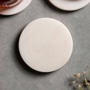 Ensemble de sous-verres ronds en marbre, best-seller, avec couleurs assorties et sous-verres décoratifs en pierre pour tables basses modernes, en vente - Product Image 2