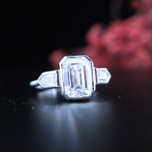 Anillo de compromiso de plata de ley 925 con moissanita de corte esmeralda y 3 diamantes laterales de corte baguette para mujer, venta al por mayor - Product Image 1