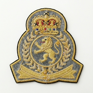 Parche Bordado Personalizado con Escudo de León y Coronas, con Hilo de Oro Premium, para Coser en Uniformes, Blazers y Prendas - Product Image 6
