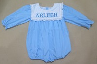 Robe en coton pour filles avec col brodé d'un nom personnalisé, bordure en dentelle délicate, et style haut de gamme.