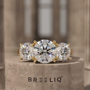 Bague de fiançailles classique en argent sterling 925 avec trois pierres rondes en diamant, sertie de griffes, diamant central de 2 carats, bague de mariage trilogie. - Product Image 1