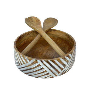 Ensemble de 2 bols de service artisanaux en bois de manguier avec une éblouissante doublure en émail bleu et blanc inspirée du batik, accompagnés de serveurs assortis, en promotion - Product Image 2