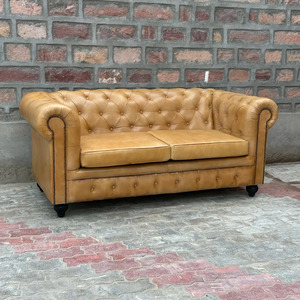 Sofá de Cuero Beige de Lujo con Respaldo Acolchado Profundo, Brazos Enrollados, Tapicería Premium y Diseño Clásico para Sala de Estar - Product Image 2