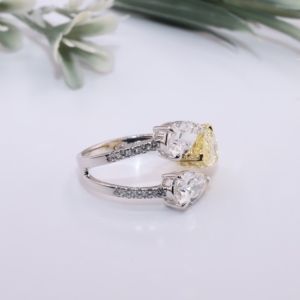 Anillo de Oro Bicolor con Diamante Amarillo de Laboratorio en Forma de Pera, Diseño Cruzado de Tres Piedras, Joyería Fina Personalizada para Aniversario o Boda - Product Image 3