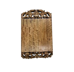 Planche à découper élégante en bois de manguier avec détail décoratif en forme de couronne, surface épaisse et durable, adaptée aux aliments, plateau de service pour la cuisine - Product Image 6