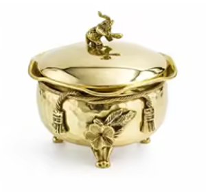 Olla de latón grabada estilo Regal con un intrincado diseño floral, asas ornamentadas y tapa a juego. Disponible a precio de mayorista. - Product Image 4