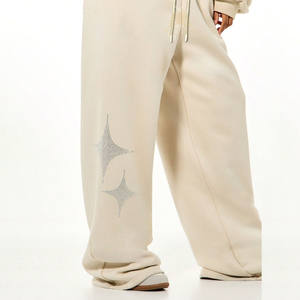 Pantalones de chándal de felpa 100% algodón, corte holgado y cintura media, estilo jogger, con logotipos de pedrería para niña - Product Image 4