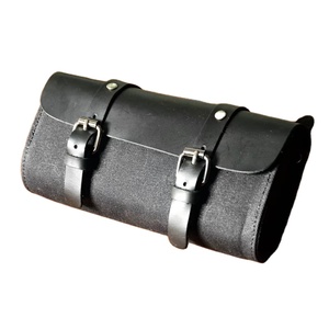 Bolsa de herramientas enrollable de lona negra con correas y hebillas de cuero para uso en exteriores - Product Image 1