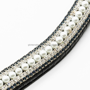 Diadema para caballo de cuero negro con forma de onda, estilo inglés, con cristales decorativos, perlas, pedrería y cadena de diamantes. - Product Image 3