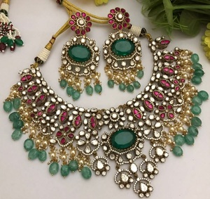 Impresionante Conjunto de Collar y Pendientes con Apariencia de Latón Chapado en Oro y Moissanita, Regalo Moderno para Bodas, Compromisos y Aniversarios de Estilo Indio - Product Image 1