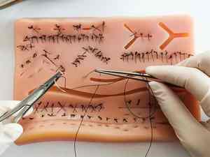 Kit de pratique de suture manuelle de précision pour étudiants en médecine, avec instruments de suture complets et coussinet de peau - Product Image 4