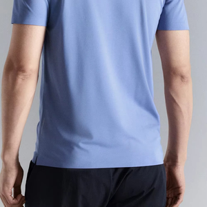 Camiseta de cuello redondo para hombre, color azul hielo, corte moderno, logo minimalista, ropa deportiva ligera, informal, esencial para el verano - Product Image 6