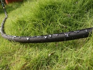 Tuyau d'arrosage plat en PVC noir King-Flow 50m - Résistant aux UV, écologique, économiseur d'eau, réglable, anti-corrosion, kit d'arrosage 3/4 pouces - Product Image 5