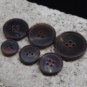 Boutons en corne de buffle naturelle à 2 trous, écologiques, faits à la main, cadeau d'affaires - Product Image 5