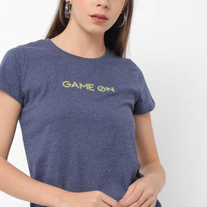 T-shirt femme classique à col rond, style ample et confortable, en tissu personnalisé, pour une garde-robe intemporelle - Product Image 2