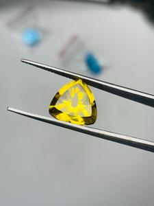 Paire de citrines naturelles de qualité AAA, taille trillion, 11,92 carats, couleur jaune doré vif assortie, lustre excellent, qualité bijoux IGI - Product Image 4