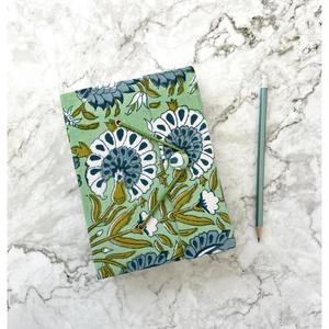 Diario de Tapa Dura con Tela Floral Craft Hackle, Cierre Elástico, Papel de 120 GSM Libre de Ácidos y Químicos, Papel Hecho a Mano, Verde Azul - Product Image 6