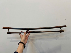 Porte-obi japonais fait main en bambou fumé pour galerie d'art textile et décoration intérieure - Product Image 1