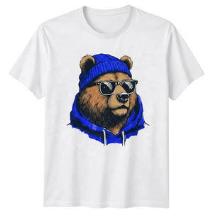 Camiseta informal para hombre con estampado de oso con gorro y cuello redondo, manga corta, corte regular, algodón jersey - Product Image 2