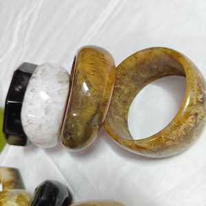 Bracelet en résine écologique fait main avec motif grain de bois naturel, forme personnalisée, bijou artisanal de collection, Nouvel An - Product Image 3