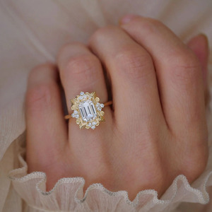 Anillo de Compromiso Art Deco con Diamante Cultivado en Laboratorio, Corte Esmeralda, Oro Amarillo - Product Image 2