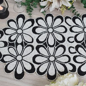 Napperons de table floraux en tissu antidérapants, design moderne, forme de fleur, noir et blanc, décoratifs - Product Image 4
