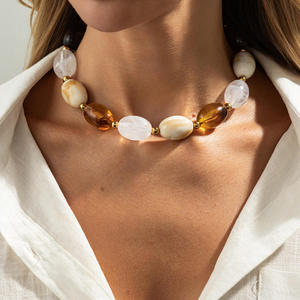 Collier élégant en perles de résine géométriques vintage, artisanat Javed, design fait main, bijoux tendance unisexe, cadeau tendance pour les fêtes - Product Image 4