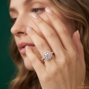 Anillo de Compromiso y Boda de Lujo con Halo de Diamantes Redondos Cultivados en Laboratorio, Certificados por IGI, en Oro Rosa de 9K-18K para Mujer - Product Image 6