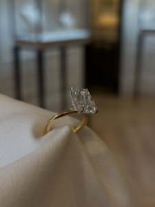 Bague de fiançailles avec halo caché en diamant de laboratoire taille coussin de 4 carats, bague solitaire bicolore 14 carats, certifiée IGI. - Product Image 2
