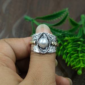 Bague en perle d'eau douce naturelle, argent sterling 925 avec bande en laiton, bijou en perle de style statement, design martelé, cadeau de Noël - Product Image 4