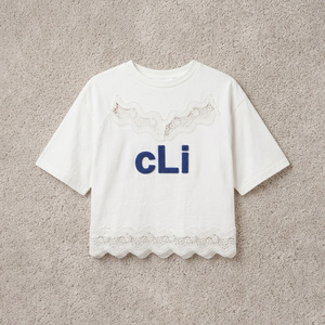 เสื้อเชิ้ตผู้หญิงปักลายลูกไม้ขอบผ้าขนหนูแบบใหม่ เสื้อครอปท็อปแขนสั้นคอวีแบบสวมใส่สบายสำหรับฤดูใบไม้ผลิและฤดูร้อน รับปักโลโก้ตามสั่ง - Product Image 3
