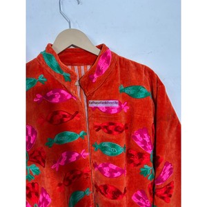 Blouson en velours rouge brodé de fleurs pour femme, col mandarin, manches longues, manteau d'automne, design brodé à la main - Product Image 4