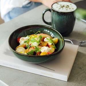 Bol de service en céramique émeraude profonde, silhouette basse et large, finition brillante, résistant aux éclats, sans danger pour les aliments, pour un style de table contemporain - Product Image 3