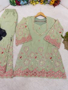 Conjunto de Diseño de Lujo en Seda y Viscosa, Estilo Tradicional, Bordado Floral Intenso con Hilos, Detalles de Lentejuelas, Escote Bordado - Product Image 1