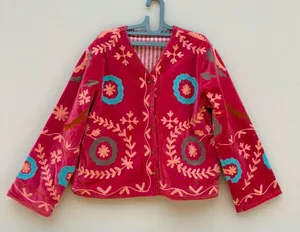 Chaqueta Reversible de Terciopelo Rosa Premium para Mujer con Exquisitos Bordados Florales a Mano - Product Image 1